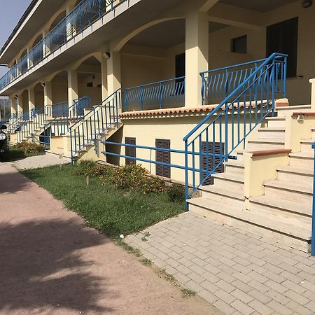 Baia Dei Canonici Aparthotel Villaggio Le Rocelle Bagian luar foto