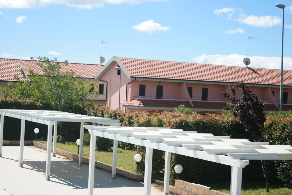 Baia Dei Canonici Aparthotel Villaggio Le Rocelle Bagian luar foto