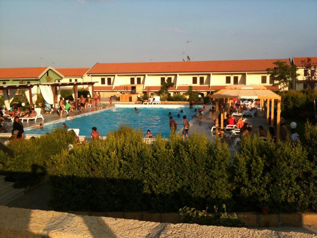 Baia Dei Canonici Aparthotel Villaggio Le Rocelle Bagian luar foto