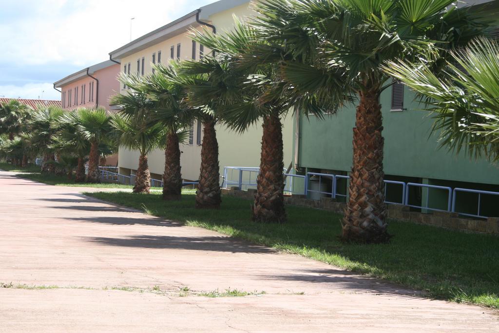 Baia Dei Canonici Aparthotel Villaggio Le Rocelle Bagian luar foto