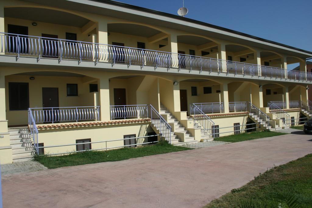 Baia Dei Canonici Aparthotel Villaggio Le Rocelle Ruang foto