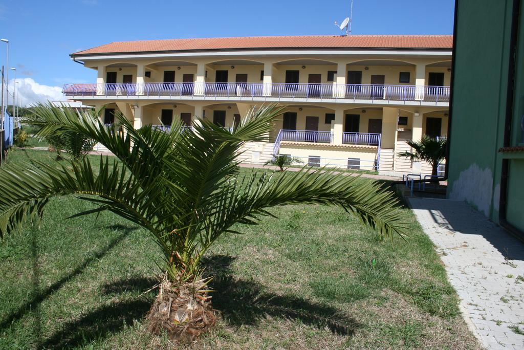 Baia Dei Canonici Aparthotel Villaggio Le Rocelle Bagian luar foto