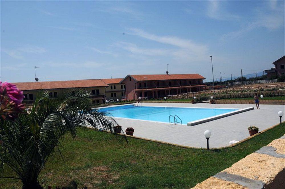 Baia Dei Canonici Aparthotel Villaggio Le Rocelle Bagian luar foto