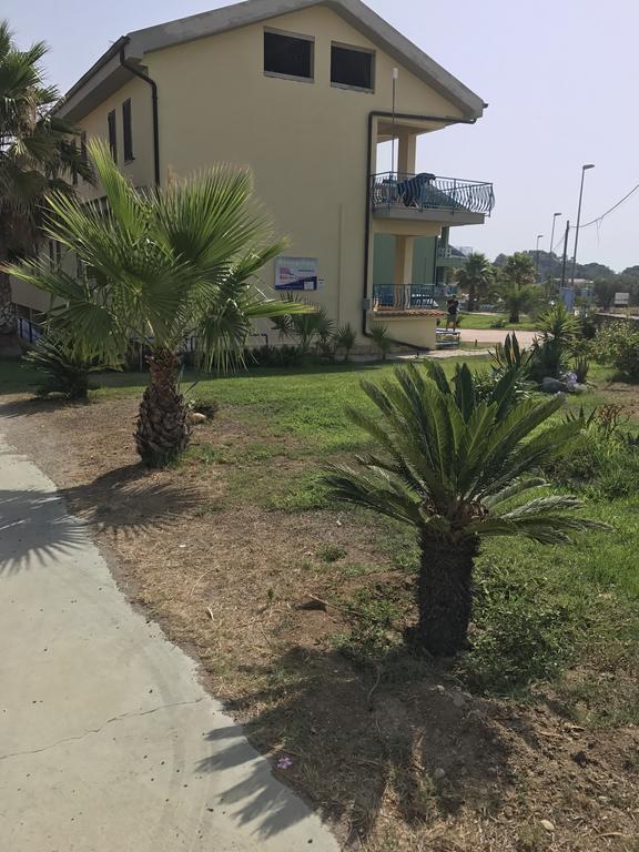 Baia Dei Canonici Aparthotel Villaggio Le Rocelle Bagian luar foto