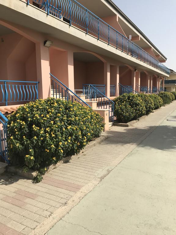 Baia Dei Canonici Aparthotel Villaggio Le Rocelle Bagian luar foto