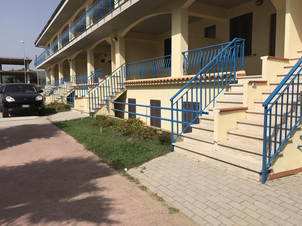 Baia Dei Canonici Aparthotel Villaggio Le Rocelle Bagian luar foto