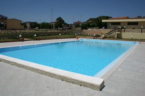 Baia Dei Canonici Aparthotel Villaggio Le Rocelle Bagian luar foto