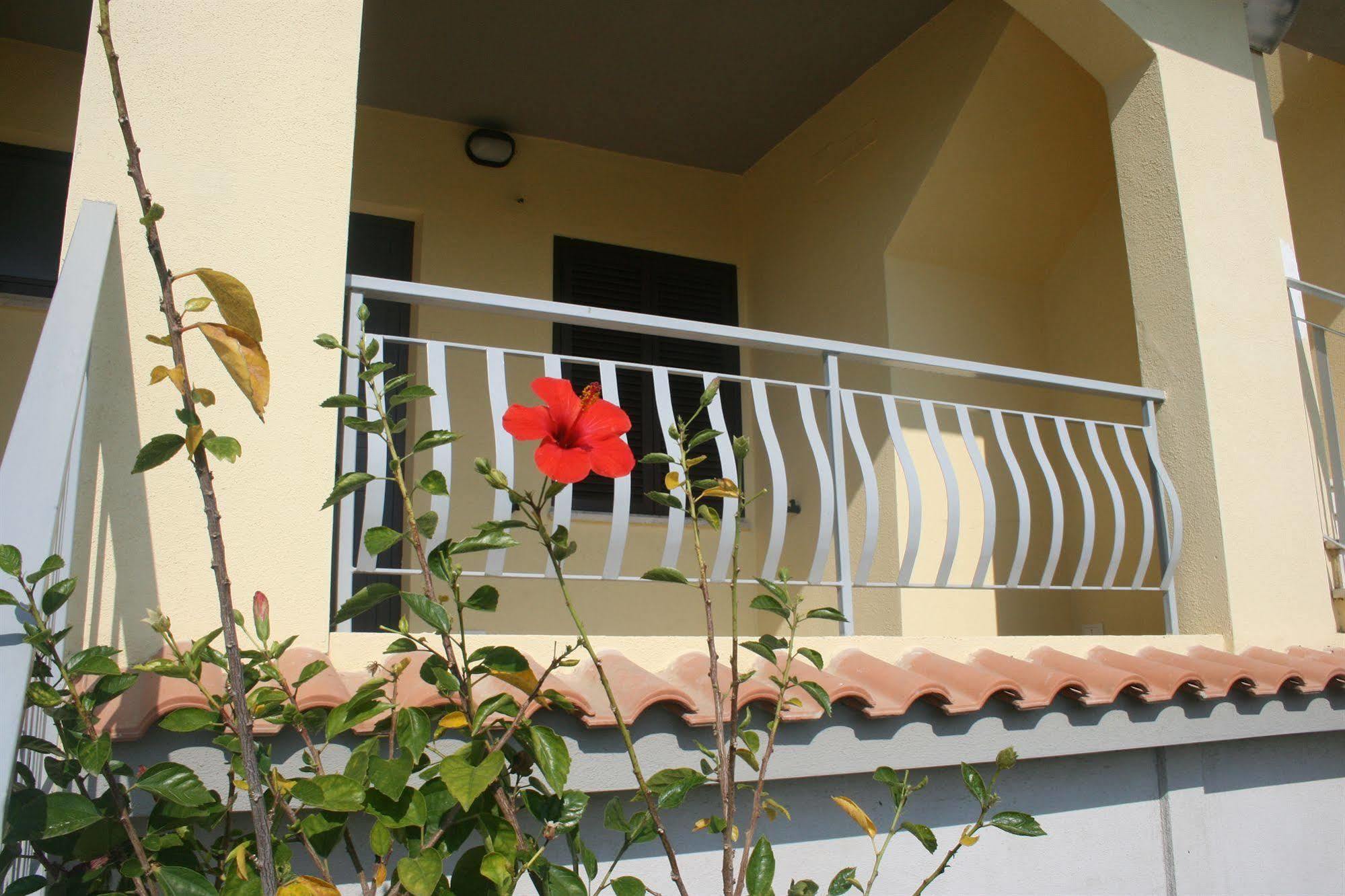 Baia Dei Canonici Aparthotel Villaggio Le Rocelle Bagian luar foto