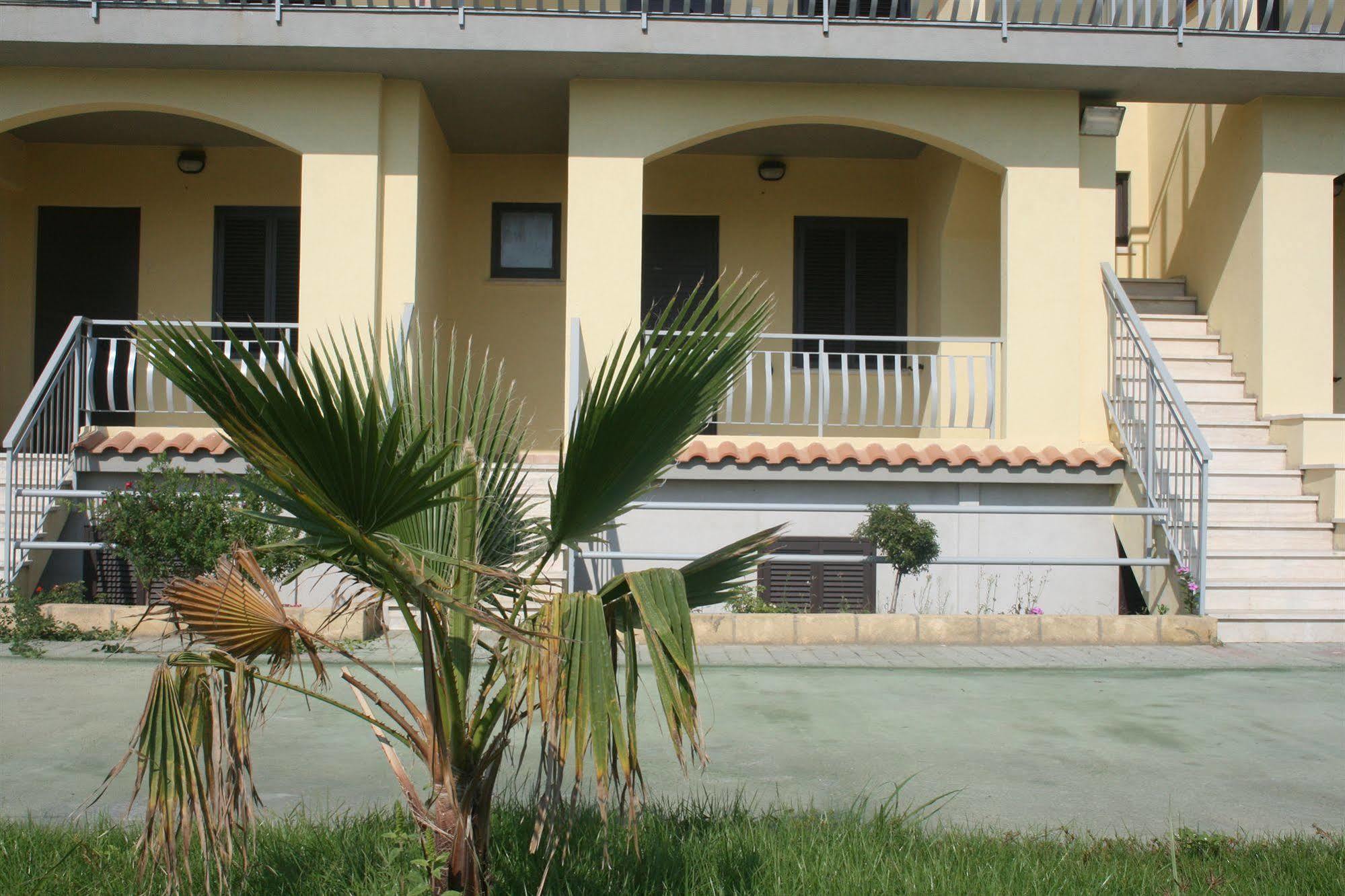 Baia Dei Canonici Aparthotel Villaggio Le Rocelle Bagian luar foto