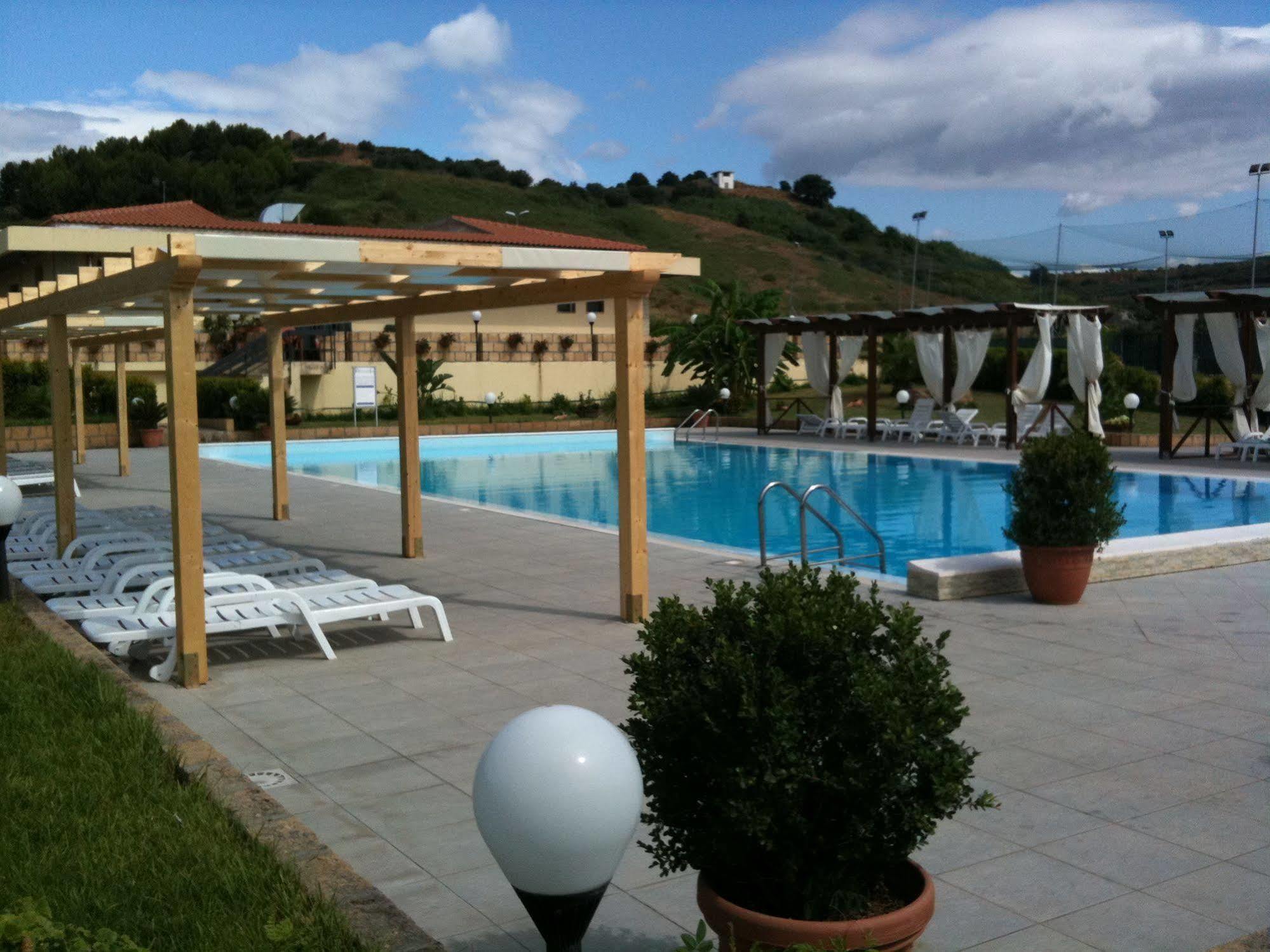 Baia Dei Canonici Aparthotel Villaggio Le Rocelle Bagian luar foto