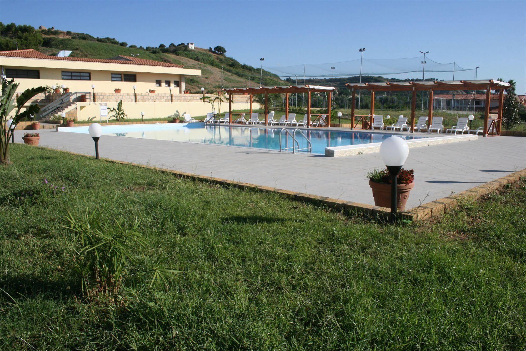 Baia Dei Canonici Aparthotel Villaggio Le Rocelle Bagian luar foto