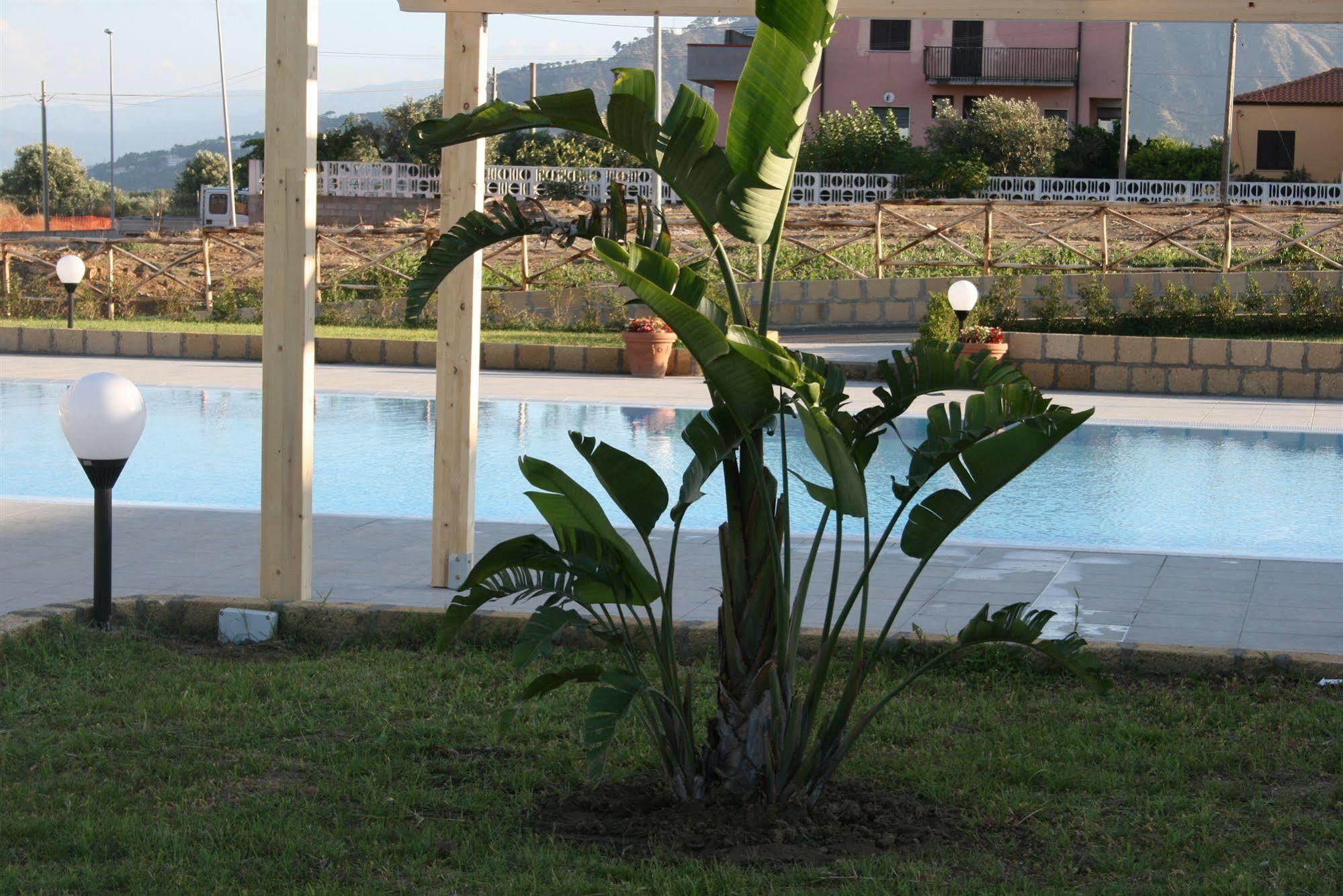 Baia Dei Canonici Aparthotel Villaggio Le Rocelle Bagian luar foto