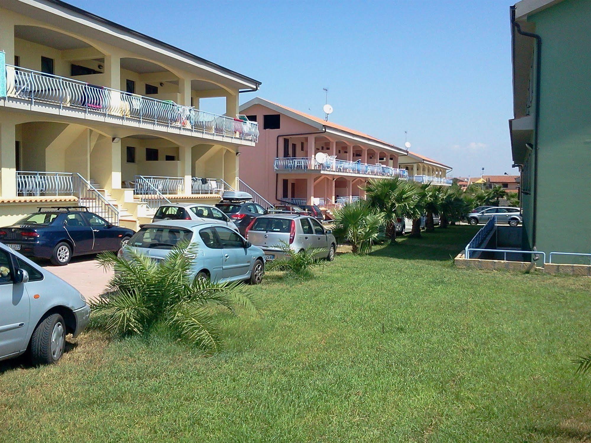 Baia Dei Canonici Aparthotel Villaggio Le Rocelle Bagian luar foto